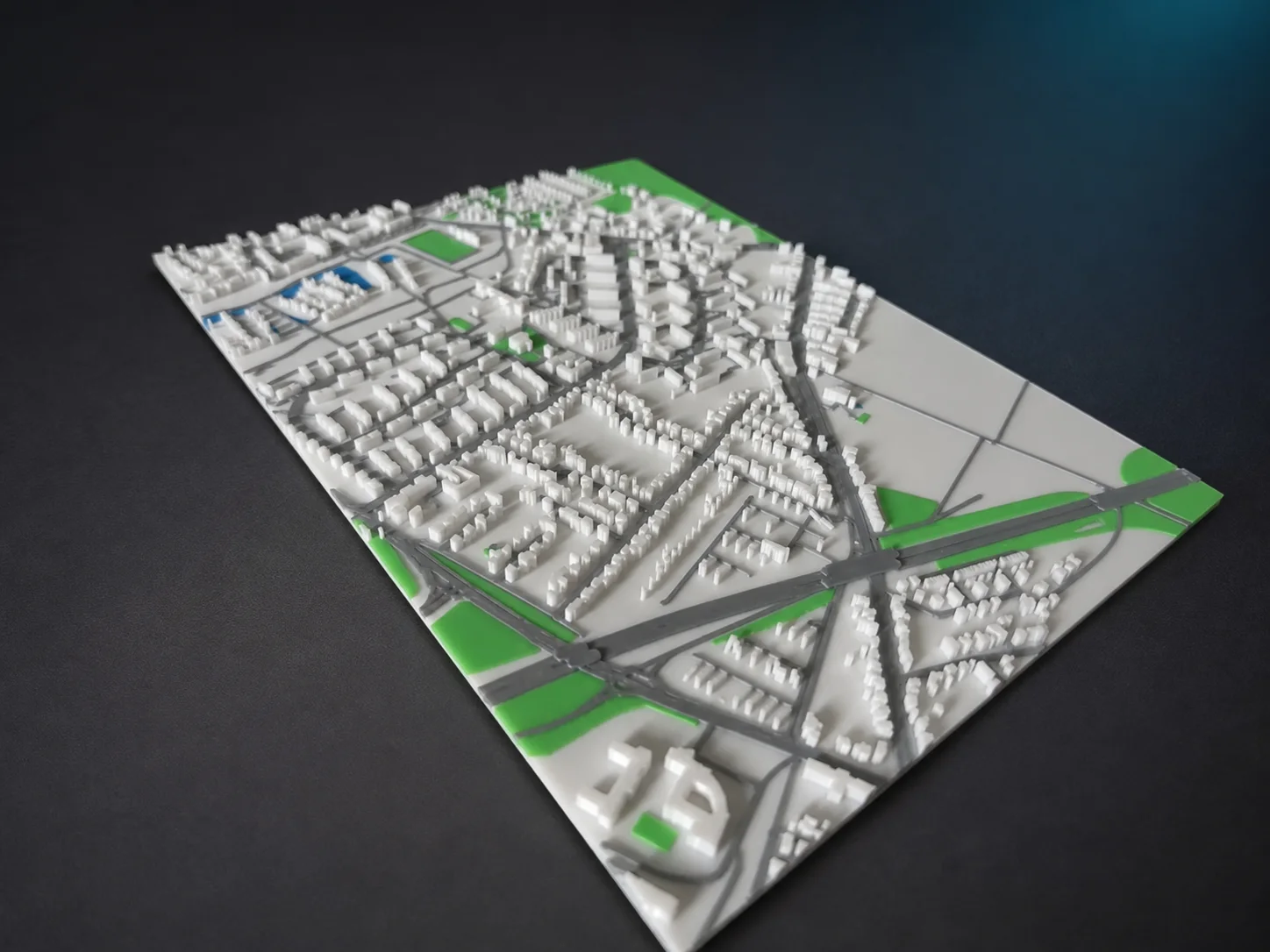Echte von 3DZelle gefertigte mehrfarbige 3D-Stadtkarte mit detaillierten Gebäuden, Straßen, Grünflächen und Gewässern