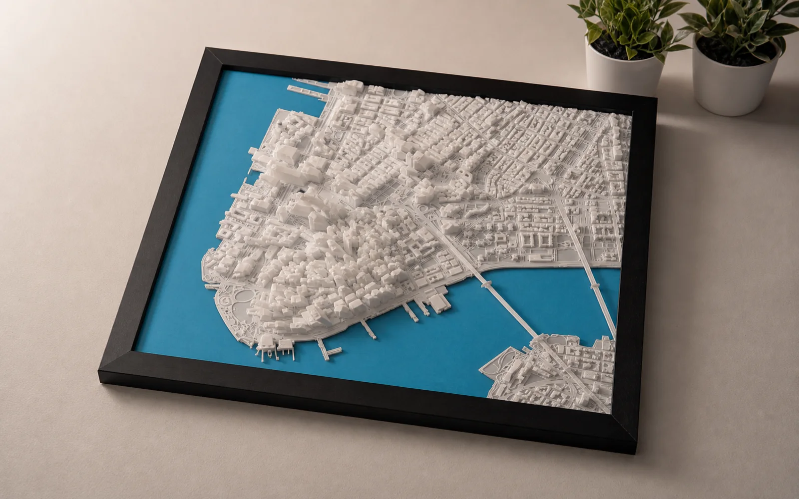 Gerahmte 3D-Stadtkarte mit hohen Gebäuden, Brücken und blauen Gewässern