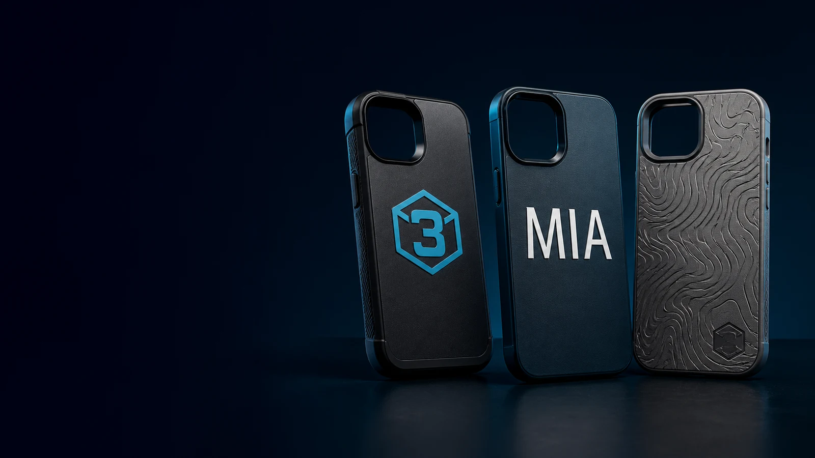 KI-generierte Produktvisualisierung: Drei 3D-gedruckte Smartphonehüllen mit 3DZelle-Logo, gut lesbarem MIA-Wunschtext und topografischer Reliefprägung